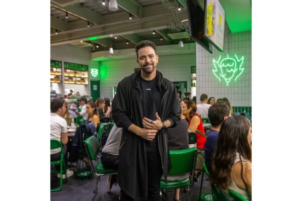 ¡Órale! Mane de la Parra le entra al trompo con sabor: inaugura nueva sucursal de Atarantados