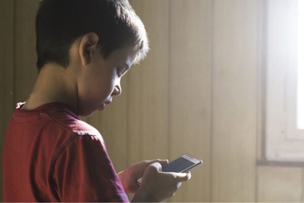 Cómo reducir el FOMO: estrategias efectivas para padres