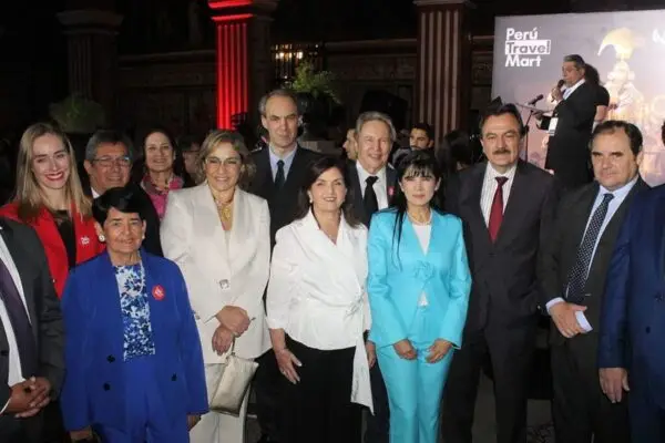 Foto grupal de compradores internacionales en la Feria de Turismo de Perú, mostrando a participantes diversos de diferentes países.