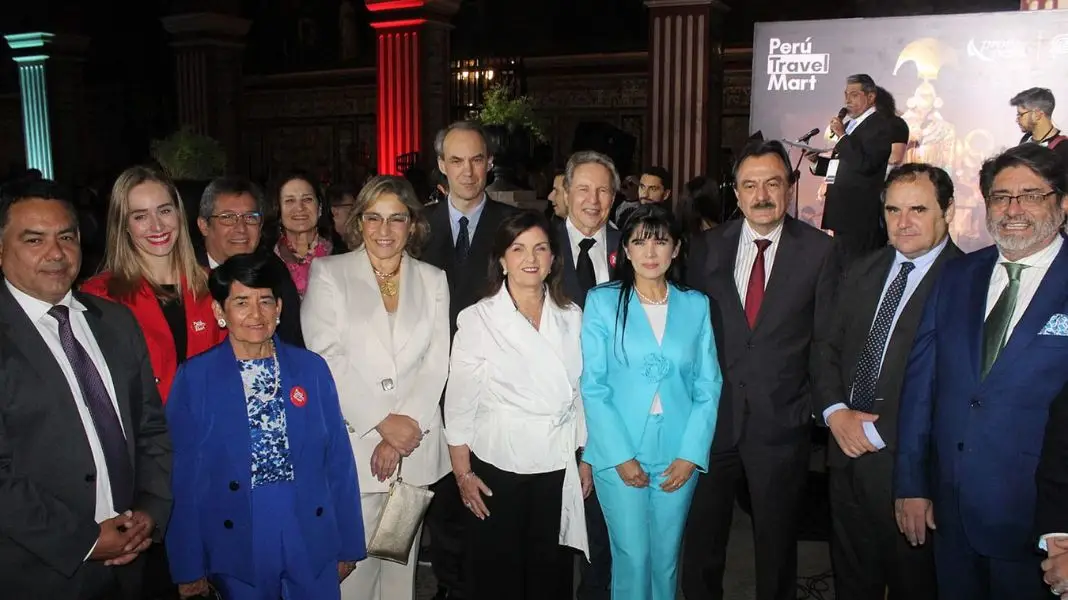 Foto grupal de compradores internacionales en la Feria de Turismo de Perú, mostrando a participantes diversos de diferentes países.