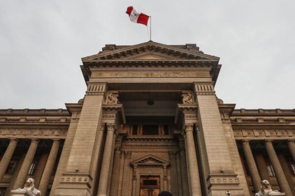 • La Corte Suprema ratificó que SUNAFIL puede constatar administrativamente la desnaturalización de contratos temporales, sin intervención judicial.