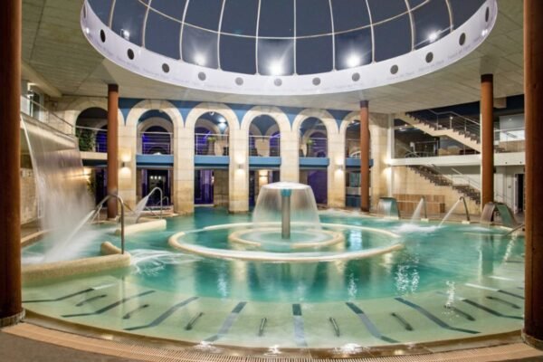 El circuito termal gallego que puso en España la moda de los spas en los establecimientos balneario, el Palacio del Agua de Balneario de Mondariz