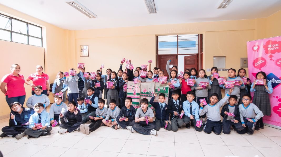Alumnos de colegio en Arequipa, capacitación con Nosotras