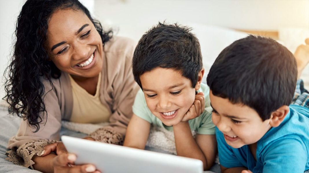 familia, madre e hijos, tecnología