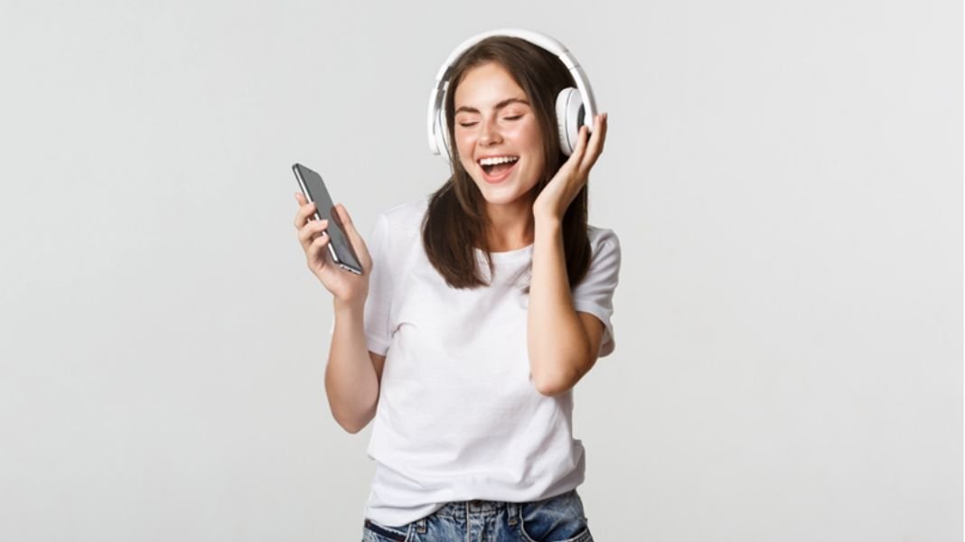Mujer escuchando música