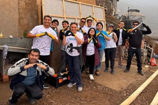 36 voluntarios de BanBif en alianza con la Asociación IF y Techo construyeron 5 viviendas de emergencia en San Juan de Miraflores