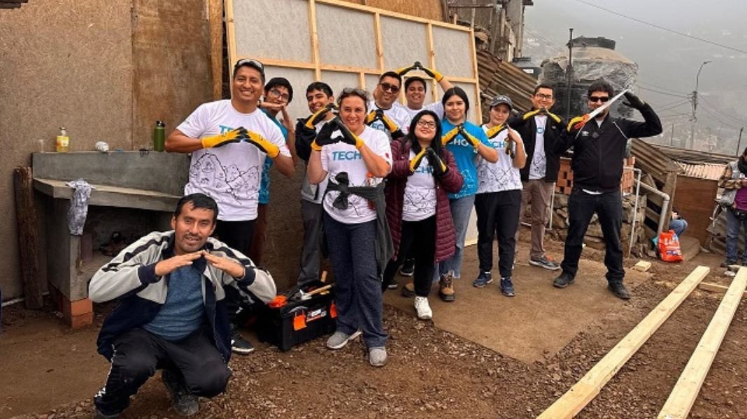 36 voluntarios de BanBif en alianza con la Asociación IF y Techo construyeron 5 viviendas de emergencia en San Juan de Miraflores