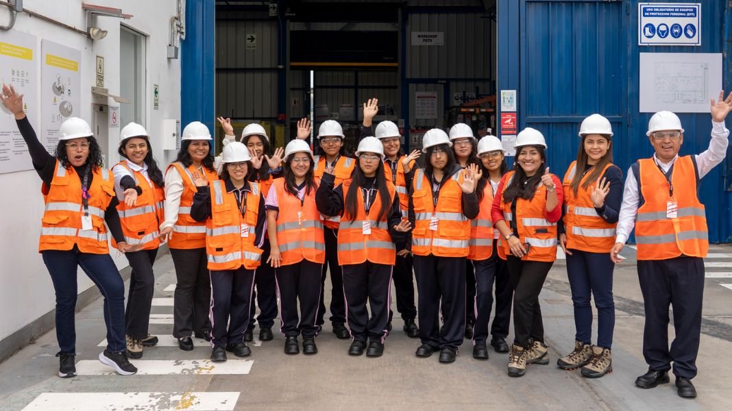Hitachi Energy impulsa carreras STEM en escolares peruanas de colegio emblemático