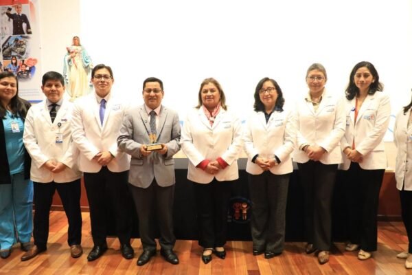 Ministro César Vásquez participó en la ceremonia por el 12. ° aniversario del Instituto Nacional de Salud del Niño San Borja