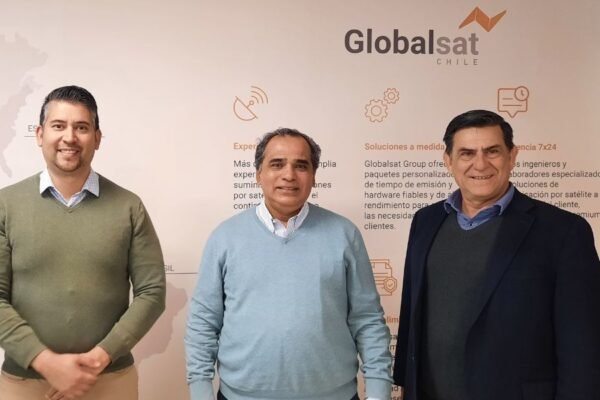 De izquierda a derecha aparecen Oscar Moreira (Globalsat Group), Oscar Delgado (Myriota) y Christian Gerhard (Globalsat Group).