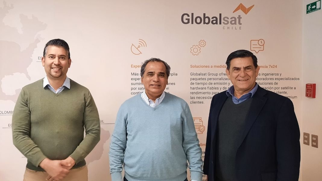De izquierda a derecha aparecen Oscar Moreira (Globalsat Group), Oscar Delgado (Myriota) y Christian Gerhard (Globalsat Group).