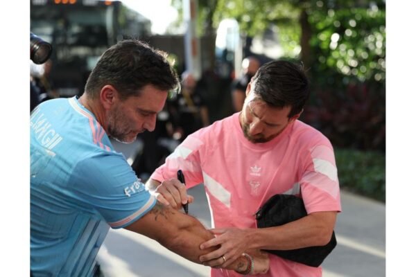 Julián Gil cumple un sueño: conoce a Messi y se tatúa su firma