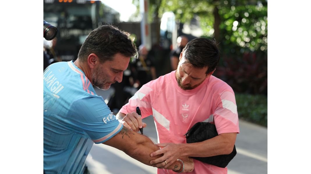 Julián Gil cumple un sueño: conoce a Messi y se tatúa su firma