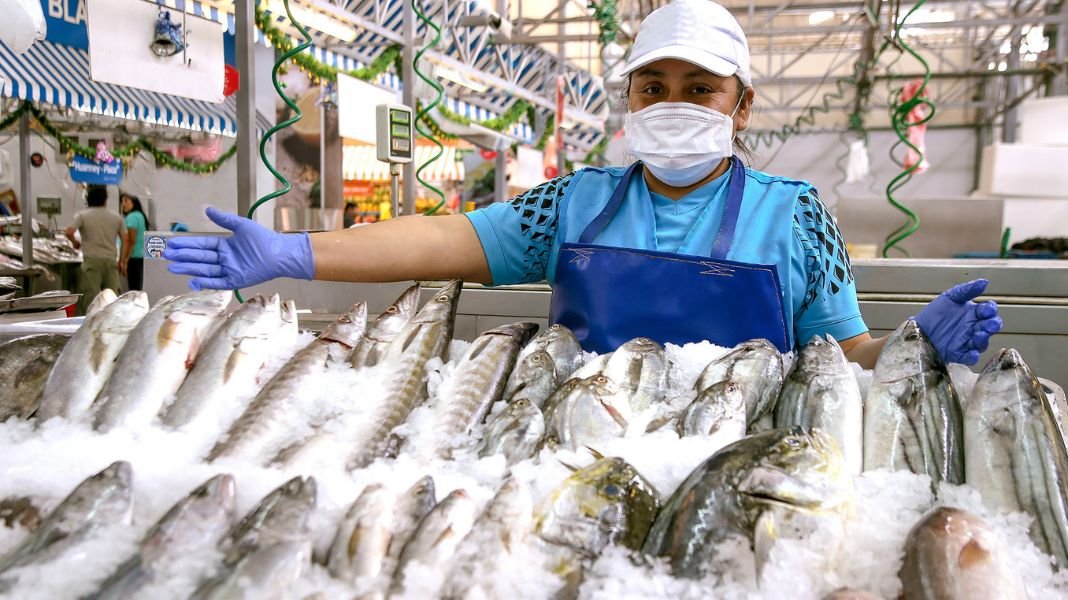 Sanipes capacita a 100 conserveros en Chimbote para fortalecer inocuidad alimentaria