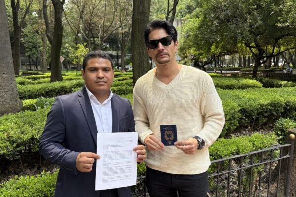 Daniel Elbittar se presenta en la embajada de Venezuela en México para exigir respuestas Daniel Elbittar se presenta en la embajada de Venezuela en México para exigir respuestas