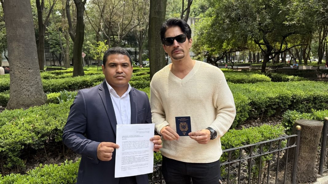 Daniel Elbittar se presenta en la embajada de Venezuela en México para exigir respuestas