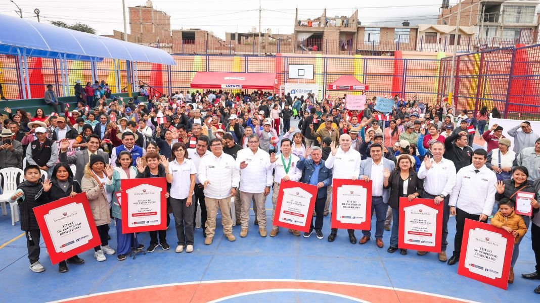 Gobierno entrega más de 790 títulos de propiedad a familias e instituciones públicas en La Libertad