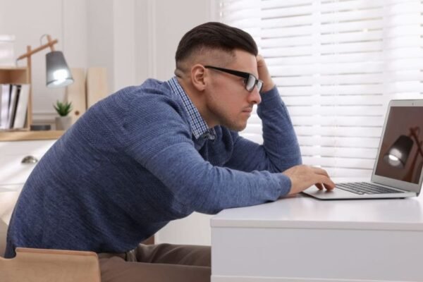 ¿Sabes qué es el love-bombing laboral y si lo estás sufriendo?