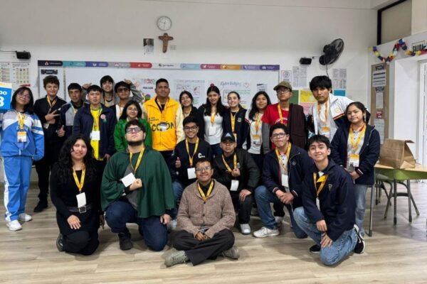 Jóvenes escolares crean innovador videojuego que concientiza sobre los fake news y promueve la democracia