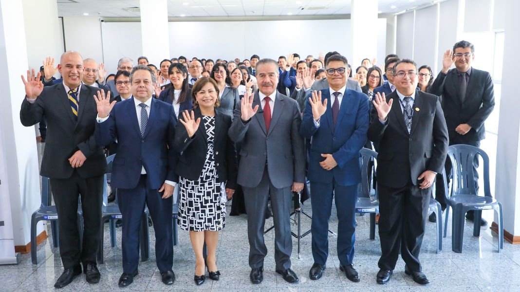 Ministro Luis Quiroz presenta a nueva jefa del Seguro Integral de Salud