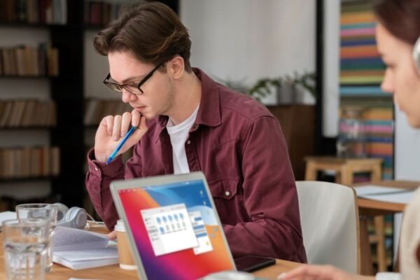 Con el respaldo de CVC Philanthropy, la plataforma educativa de Aleph abre nuevas cohortes en vivo a partir de noviembre para que estudiantes de todo el mundo accedan gratis a conocimientos clave en marketing digital, en el marco del acuerdo que contempla 20.000 becas completas distribuidas entre mayo de 2025 y marzo de 2026. Digital Ad Expert, la iniciativa social y educativa de Aleph Group que impulsa el acceso a habilidades de tecnología y marketing digital en economías emergentes, anuncia el lanzamiento de una nueva serie de sesiones de aprendizaje en vivo gratuitas. La certificación será posible gracias al apoyo y financiamiento por parte de CVC Philanthropy, la fundación corporativa asociada a uno de los accionistas de Aleph Group, CVC. Esta colaboración permite que estudiantes de todo el mundo accedan a becas completas para sesiones de marketing digital en tiempo real, que combinan una mentoría estructurada con trabajo colaborativo y casos de estudio aplicados. El principal objetivo es preparar a los participantes a enfrentar los desafíos del cambiante panorama digital, en línea con la misión de Aleph de reducir la brecha de acceso a la educación digital. El acuerdo incluyó la entrega de 20.000 becas completas, distribuidas en veinte cohortes que iniciaron en mayo de 2025 y se extenderán hasta marzo de 2026. Cada mes se abren dos nuevas ediciones, una en español y otra en inglés, con un máximo de 1.000 cupos por cohorte. Del mes de marzo a octubre se han ofrecido ya 10.000 becas. Las próximas están previstas para el 3 de noviembre en inglés y el 4 del mismo mes en español. El curso está disponible para toda Latinoamérica, sin límite de inscripciones por país, y se dictará en horarios que permiten la participación desde distintos husos horarios dentro de la región. “Más acceso a la educación en marketing digital significa más oportunidades de empleo, mayor movilidad laboral y, en última instancia, más crecimiento económico para individuos y comunidades en todo el mundo. Con estas nuevas sesiones en vivo, reafirmamos nuestro compromiso de garantizar que todos tengan derecho a una educación digital”, destacó Fernanda Zuloaga, SVP Marketing and Education en Aleph Group. El programa tiene una duración de 3 meses y no requiere conocimientos previos para ingresar. Está diseñado tanto para quienes buscan su primera formación en habilidades digitales, como para quienes se encuentran en un proceso de reskilling, es decir, adquiriendo nuevas competencias para reorientar su trayectoria profesional. Una vez finalizado, los estudiantes recibirán un certificado emitido por Digital Ad Expert. El plan de estudios abarca desde fundamentos de marketing en plataformas líderes como Google, Meta, TikTok, LinkedIn, Snapchat y X, hasta conceptos esenciales como buyer persona, customer journey y redacción de briefs. Durante las sesiones, los estudiantes también profundizarán en el contexto global de la inversión publicitaria digital, el rol estratégico de las redes sociales y tácticas clave para el éxito, como la estructura de campañas, la segmentación de audiencias y el análisis de datos. Asimismo, se abordarán estrategias de UX, metodologías de pruebas A/B, diseño de landing pages efectivas y competencias profesionales como la creación de portafolios y la preparación para entrevistas laborales. Las clases serán moderadas por un coach y se desarrollan en grupos virtuales de 4 a 6 participantes vía Zoom, siguiendo una metodología de aprendizaje colaborativo que fomenta el networking y el apoyo entre pares durante todo el programa. “Esta dinámica ha sido una de las características más valoradas por quienes ya se certificaron, ya que permite generar conexiones con personas de todo el mundo que persiguen el mismo objetivo”, explicó Zuloaga. Además, se ofrecerán masterclasses en inglés y español, dictadas por ejecutivos de Aleph y otros profesionales de la industria, lo que brindará a los estudiantes la oportunidad de acceder a conocimiento especializado y actualizado de primera mano. “Estamos muy orgullosos de apoyar a Aleph en el programa Digital Ad Expert. Es un gran ejemplo de cómo las empresas pueden colaborar para que personas de todos los orígenes accedan a las habilidades necesarias para desarrollarse en este sector tan dinámico”, agregó Judy Marsden, Global Head of Philanthropy en CVC. Con más de 800.000 usuarios registrados en 130 países, Digital Ad Expert se consolida como una plataforma educativa líder. Desde su creación, ha formado a personas y empresas en cuatro continentes a través de su programa insignia, Digital Ad Certificate, con más de 100 cohortes en español, inglés, francés y árabe, además de ofrecer otras opciones on demand de educación gratuita disponibles en su página web.