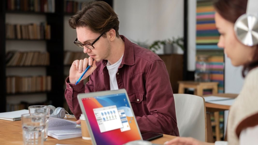 Con el respaldo de CVC Philanthropy, la plataforma educativa de Aleph abre nuevas cohortes en vivo a partir de noviembre para que estudiantes de todo el mundo accedan gratis a conocimientos clave en marketing digital, en el marco del acuerdo que contempla 20.000 becas completas distribuidas entre mayo de 2025 y marzo de 2026. Digital Ad Expert, la iniciativa social y educativa de Aleph Group que impulsa el acceso a habilidades de tecnología y marketing digital en economías emergentes, anuncia el lanzamiento de una nueva serie de sesiones de aprendizaje en vivo gratuitas. La certificación será posible gracias al apoyo y financiamiento por parte de CVC Philanthropy, la fundación corporativa asociada a uno de los accionistas de Aleph Group, CVC. Esta colaboración permite que estudiantes de todo el mundo accedan a becas completas para sesiones de marketing digital en tiempo real, que combinan una mentoría estructurada con trabajo colaborativo y casos de estudio aplicados. El principal objetivo es preparar a los participantes a enfrentar los desafíos del cambiante panorama digital, en línea con la misión de Aleph de reducir la brecha de acceso a la educación digital. El acuerdo incluyó la entrega de 20.000 becas completas, distribuidas en veinte cohortes que iniciaron en mayo de 2025 y se extenderán hasta marzo de 2026. Cada mes se abren dos nuevas ediciones, una en español y otra en inglés, con un máximo de 1.000 cupos por cohorte. Del mes de marzo a octubre se han ofrecido ya 10.000 becas. Las próximas están previstas para el 3 de noviembre en inglés y el 4 del mismo mes en español. El curso está disponible para toda Latinoamérica, sin límite de inscripciones por país, y se dictará en horarios que permiten la participación desde distintos husos horarios dentro de la región. “Más acceso a la educación en marketing digital significa más oportunidades de empleo, mayor movilidad laboral y, en última instancia, más crecimiento económico para individuos y comunidades en todo el mundo. Con estas nuevas sesiones en vivo, reafirmamos nuestro compromiso de garantizar que todos tengan derecho a una educación digital”, destacó Fernanda Zuloaga, SVP Marketing and Education en Aleph Group. El programa tiene una duración de 3 meses y no requiere conocimientos previos para ingresar. Está diseñado tanto para quienes buscan su primera formación en habilidades digitales, como para quienes se encuentran en un proceso de reskilling, es decir, adquiriendo nuevas competencias para reorientar su trayectoria profesional. Una vez finalizado, los estudiantes recibirán un certificado emitido por Digital Ad Expert. El plan de estudios abarca desde fundamentos de marketing en plataformas líderes como Google, Meta, TikTok, LinkedIn, Snapchat y X, hasta conceptos esenciales como buyer persona, customer journey y redacción de briefs. Durante las sesiones, los estudiantes también profundizarán en el contexto global de la inversión publicitaria digital, el rol estratégico de las redes sociales y tácticas clave para el éxito, como la estructura de campañas, la segmentación de audiencias y el análisis de datos. Asimismo, se abordarán estrategias de UX, metodologías de pruebas A/B, diseño de landing pages efectivas y competencias profesionales como la creación de portafolios y la preparación para entrevistas laborales. Las clases serán moderadas por un coach y se desarrollan en grupos virtuales de 4 a 6 participantes vía Zoom, siguiendo una metodología de aprendizaje colaborativo que fomenta el networking y el apoyo entre pares durante todo el programa. “Esta dinámica ha sido una de las características más valoradas por quienes ya se certificaron, ya que permite generar conexiones con personas de todo el mundo que persiguen el mismo objetivo”, explicó Zuloaga. Además, se ofrecerán masterclasses en inglés y español, dictadas por ejecutivos de Aleph y otros profesionales de la industria, lo que brindará a los estudiantes la oportunidad de acceder a conocimiento especializado y actualizado de primera mano. “Estamos muy orgullosos de apoyar a Aleph en el programa Digital Ad Expert. Es un gran ejemplo de cómo las empresas pueden colaborar para que personas de todos los orígenes accedan a las habilidades necesarias para desarrollarse en este sector tan dinámico”, agregó Judy Marsden, Global Head of Philanthropy en CVC. Con más de 800.000 usuarios registrados en 130 países, Digital Ad Expert se consolida como una plataforma educativa líder. Desde su creación, ha formado a personas y empresas en cuatro continentes a través de su programa insignia, Digital Ad Certificate, con más de 100 cohortes en español, inglés, francés y árabe, además de ofrecer otras opciones on demand de educación gratuita disponibles en su página web.