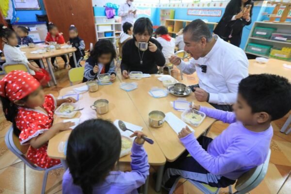 Ministro Luis Quiroz supervisó el operativo “Todos comemos lo mismo” en el colegio Virgen de la Puerta de Los Olivos