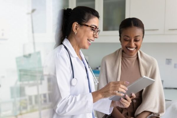 El 38,1 % de peruanos con problemas de salud acudió a un centro médico en 2025