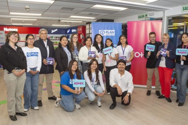 ● Desde 2021, el proyecto Nuevas Reglas ha beneficiado a más de 30 mil escolares en Lima a través de educación menstrual, kits de higiene y mejoras en infraestructura. ● Con la renovación por tres años, la iniciativa ya trascendió Lima y este año llegó a seis colegios en Piura, marcando un nuevo hito en su expansión. Lima, octubre de 2025 – En el marco del mes que se conmemora el Día Internacional de la Niña, la ONG Plan International y Kimberly-Clark Perú, mediante su marca Kotex, anunciaron la renovación de su alianza a través del proyecto Nuevas Reglas. La iniciativa, vigente ahora hasta 2028, busca garantizar que niñas y adolescentes en el país vivan su menstruación con dignidad, información y seguridad, reforzando su liderazgo y participación en la comunidad. Con la renovación de la alianza, Kimberly-Clark Perú y Plan International consolidan un camino iniciado en 2021 con el proyecto Nuevas Reglas, que ya ha beneficiado a más de 26,000 niñas, niños y adolescentes en Lima mediante sesiones educativas, entrega de kits de higiene menstrual y mejoras en infraestructura escolar. Desde este año, la iniciativa ya ha ampliado su alcance a Piura, buscando impactar a más de 4,000 escolares en la nueva región, a través de la formación de lideresas juveniles y continuando la promoción de entornos escolares dignos y seguros para vivir la menstruación sin barreras. “Esta renovación no es solo un acuerdo, es un compromiso con el futuro. Desde Kimberly-Clark creemos que cuando las niñas acceden a información, confianza y espacios de liderazgo, se generan transformaciones que impactan a comunidades enteras. Con Plan International compartimos el propósito de derribar mitos y barreras en torno a la menstruación para que ninguna adolescente vea limitados sus sueños”, señaló Javier Durán, Gerente General de Kimberly-Clark Andino. En línea con este propósito, en el marco del mes de la niña, se realizó una activación en las oficinas de Kimberly-Clark Perú donde adolescentes presentaron frente a líderes y colaboradores de la compañía, participando como panelistas en tres espacios de diálogo: “Liderando en mi escuela y comunidad”, “Liderando en mi organización juvenil” y “Liderando en K-C”. A través de sus testimonios y propuestas, demostraron cómo ya están transformando sus comunidades con liderazgo y visión de cambio, representando a distritos como Comas, San Juan de Lurigancho y Villa El Salvador. “Esta fecha nos recuerda la fuerza y el poder transformador de sus voces. Hoy pudimos ver un gran ejemplo de ello: adolescentes que ya son lideresas en sus comunidades, que inspiran con su pasión y están generando cambios reales a su alrededor. Seguimos reafirmando nuestro compromiso de que más niñas y adolescentes accedan a información, recursos y espacios de liderazgo que transformen sus vidas y su futuro”, destacó Stephania Lozano, coordinadora del programa “Nuevas Reglas” de Plan International Perú. De esta manera, Kimberly-Clark, a través de su marca Kotex, y Plan International reafirman que empoderar a una niña hoy significa transformar el mañana. Con la renovación de la alianza, ambas organizaciones proyectan impactar a más de 13,500 estudiantes adicionales y fortalecer su propósito de construir comunidades más justas y resilientes. Este compromiso se enmarca en la estrategia global de Kimberly-Clark por ampliar el acceso a cuidados esenciales para mujeres y niñas. A nivel mundial, la compañía impulsará nuevas alianzas que beneficiarán a más de 24 millones de personas e implicarán una inversión de 28,7 millones de dólares en los próximos tres años, destinada a promover la higiene menstrual y la atención materno-infantil.