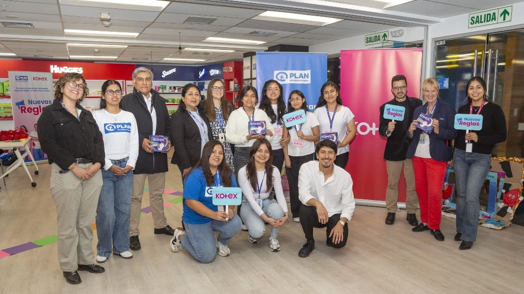 ● Desde 2021, el proyecto Nuevas Reglas ha beneficiado a más de 30 mil escolares en Lima a través de educación menstrual, kits de higiene y mejoras en infraestructura. ● Con la renovación por tres años, la iniciativa ya trascendió Lima y este año llegó a seis colegios en Piura, marcando un nuevo hito en su expansión. Lima, octubre de 2025 – En el marco del mes que se conmemora el Día Internacional de la Niña, la ONG Plan International y Kimberly-Clark Perú, mediante su marca Kotex, anunciaron la renovación de su alianza a través del proyecto Nuevas Reglas. La iniciativa, vigente ahora hasta 2028, busca garantizar que niñas y adolescentes en el país vivan su menstruación con dignidad, información y seguridad, reforzando su liderazgo y participación en la comunidad. Con la renovación de la alianza, Kimberly-Clark Perú y Plan International consolidan un camino iniciado en 2021 con el proyecto Nuevas Reglas, que ya ha beneficiado a más de 26,000 niñas, niños y adolescentes en Lima mediante sesiones educativas, entrega de kits de higiene menstrual y mejoras en infraestructura escolar. Desde este año, la iniciativa ya ha ampliado su alcance a Piura, buscando impactar a más de 4,000 escolares en la nueva región, a través de la formación de lideresas juveniles y continuando la promoción de entornos escolares dignos y seguros para vivir la menstruación sin barreras. “Esta renovación no es solo un acuerdo, es un compromiso con el futuro. Desde Kimberly-Clark creemos que cuando las niñas acceden a información, confianza y espacios de liderazgo, se generan transformaciones que impactan a comunidades enteras. Con Plan International compartimos el propósito de derribar mitos y barreras en torno a la menstruación para que ninguna adolescente vea limitados sus sueños”, señaló Javier Durán, Gerente General de Kimberly-Clark Andino. En línea con este propósito, en el marco del mes de la niña, se realizó una activación en las oficinas de Kimberly-Clark Perú donde adolescentes presentaron frente a líderes y colaboradores de la compañía, participando como panelistas en tres espacios de diálogo: “Liderando en mi escuela y comunidad”, “Liderando en mi organización juvenil” y “Liderando en K-C”. A través de sus testimonios y propuestas, demostraron cómo ya están transformando sus comunidades con liderazgo y visión de cambio, representando a distritos como Comas, San Juan de Lurigancho y Villa El Salvador. “Esta fecha nos recuerda la fuerza y el poder transformador de sus voces. Hoy pudimos ver un gran ejemplo de ello: adolescentes que ya son lideresas en sus comunidades, que inspiran con su pasión y están generando cambios reales a su alrededor. Seguimos reafirmando nuestro compromiso de que más niñas y adolescentes accedan a información, recursos y espacios de liderazgo que transformen sus vidas y su futuro”, destacó Stephania Lozano, coordinadora del programa “Nuevas Reglas” de Plan International Perú. De esta manera, Kimberly-Clark, a través de su marca Kotex, y Plan International reafirman que empoderar a una niña hoy significa transformar el mañana. Con la renovación de la alianza, ambas organizaciones proyectan impactar a más de 13,500 estudiantes adicionales y fortalecer su propósito de construir comunidades más justas y resilientes. Este compromiso se enmarca en la estrategia global de Kimberly-Clark por ampliar el acceso a cuidados esenciales para mujeres y niñas. A nivel mundial, la compañía impulsará nuevas alianzas que beneficiarán a más de 24 millones de personas e implicarán una inversión de 28,7 millones de dólares en los próximos tres años, destinada a promover la higiene menstrual y la atención materno-infantil.