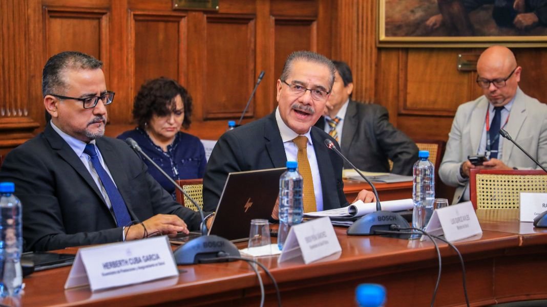 Ministro Luis Quiroz presentó en el Congreso el Proyecto de Presupuesto para el Año Fiscal 2026 de su sector