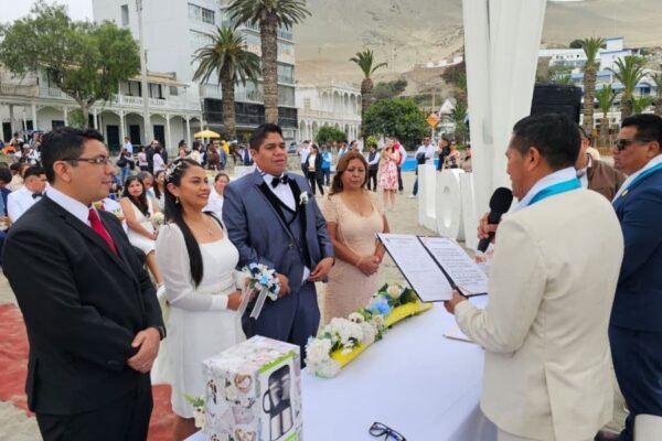 50 parejas sellaron su amor a orillas del mar de Ancón en Matrimonio Civil Comunitario Gratuito