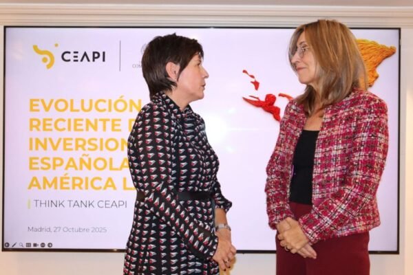 Isabel Álvarez y Núria Vilanova en la presentación del estudio ‘Evolución reciente de las inversiones españolas en América Latina’
