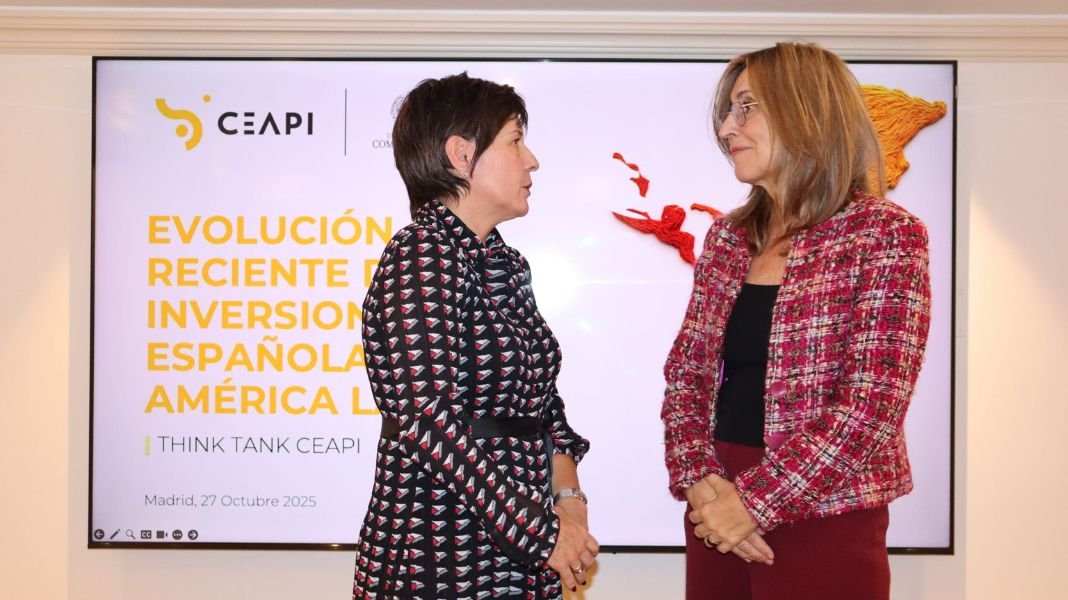 Isabel Álvarez y Núria Vilanova en la presentación del estudio ‘Evolución reciente de las inversiones españolas en América Latina’