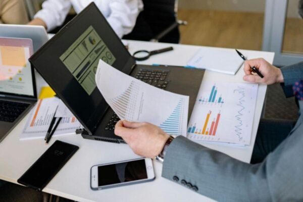   Las decisiones entre adoptar soluciones de software estandarizado o desarrollar aplicaciones a medida del negocio, se han convertido en decisiones estratégicas: pueden definir como una empresa orienta su proceso de transformación digital, maximiza sus oportunidades para lograr eficiencias, y el impulso de sus capacidades para innovar y desarrollar ventajas competitivas.