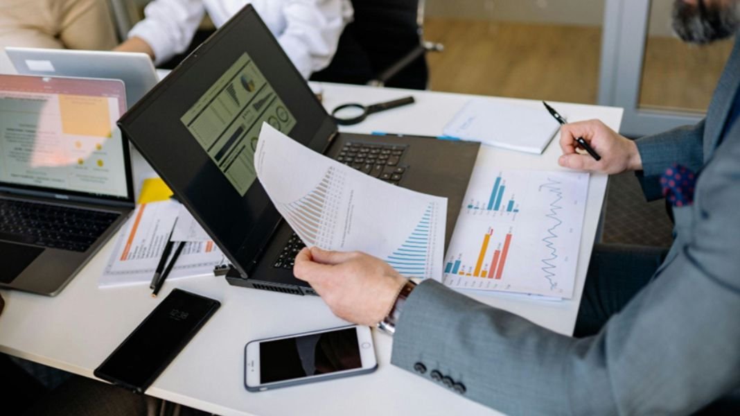   Las decisiones entre adoptar soluciones de software estandarizado o desarrollar aplicaciones a medida del negocio, se han convertido en decisiones estratégicas: pueden definir como una empresa orienta su proceso de transformación digital, maximiza sus oportunidades para lograr eficiencias, y el impulso de sus capacidades para innovar y desarrollar ventajas competitivas.