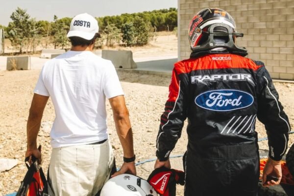 Legado en el desierto: Carlos Sainz y su hijo ponen a prueba la Ford Raptor T1+