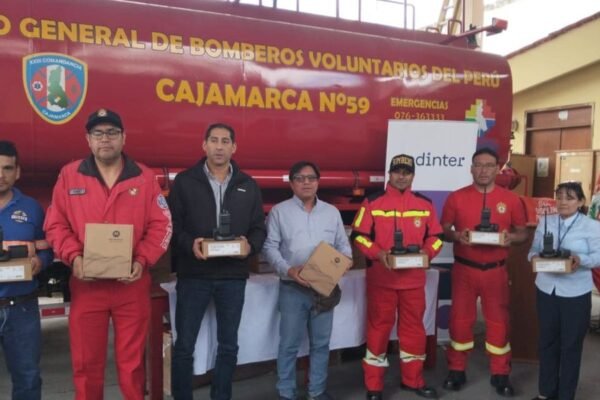 Redinter realiza donación a los bomberos para fortalecer respuesta ante incendios forestales en Cajamarca
