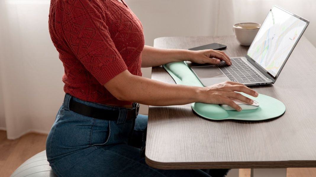 ¿Aún en home office?: cinco hábitos clave para proteger tu espalda