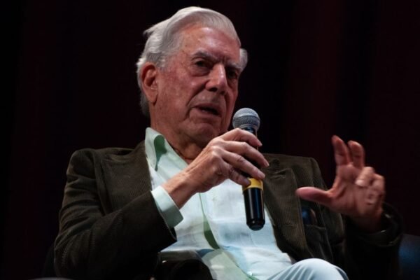 Mario Vargas Llosa estará presente en el Hay Festival Arequipa 2025, con homenajes, exposiciones fotográficas, presentaciones de libros, lecturas continuadas y más