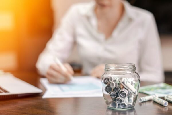 Mes del Ahorro: consejos y libros de Buscalibre para cuidar tu dinero