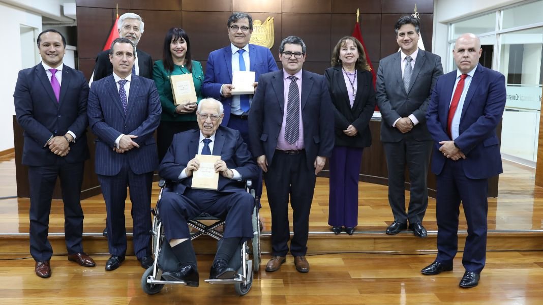 Obra colectiva “Constitución & Arbitraje” fue presentada por el Centro de Estudios Constitucionales del Tribunal Constitucional