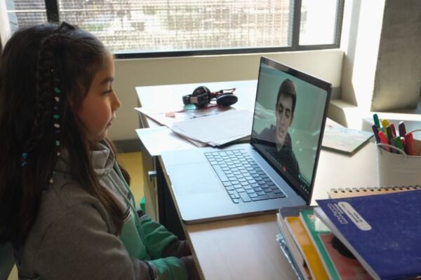 Motivación y tutorías online permiten mejoras en aprendizajes equivalentes a ocho meses de clases para estudiantes con rezago educativo