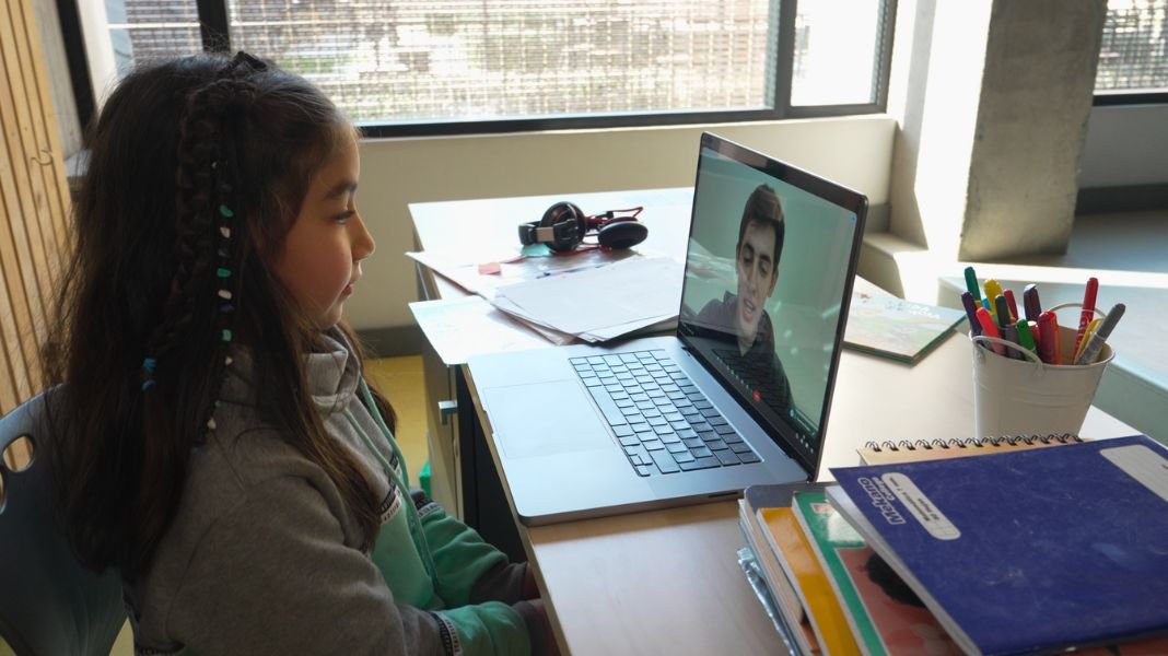 Motivación y tutorías online permiten mejoras en aprendizajes equivalentes a ocho meses de clases para estudiantes con rezago educativo
