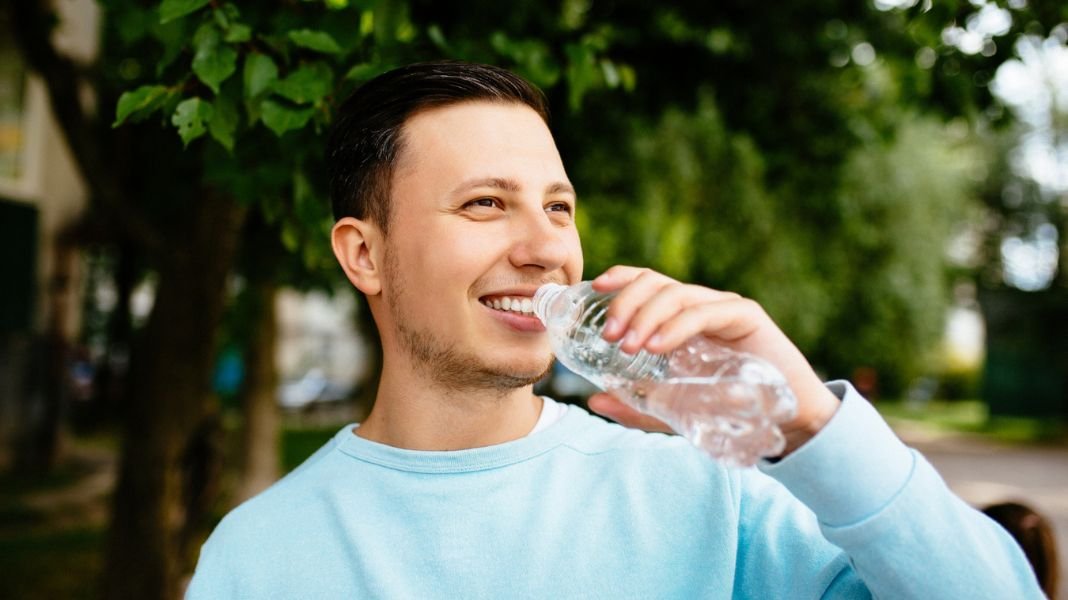 ¿El agua fría acelera el metabolismo? Lo que sí y lo que no hace por tu gasto calórico