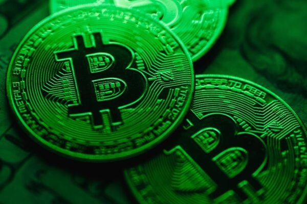 LATAM muestra resiliencia mientras Brasil enfrenta incertidumbre por impuesto cripto y la caída global lleva a Bitcoin a 81.000 USD