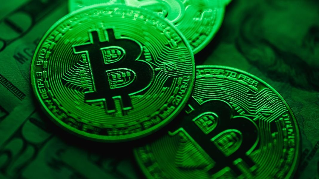 LATAM muestra resiliencia mientras Brasil enfrenta incertidumbre por impuesto cripto y la caída global lleva a Bitcoin a 81.000 USD