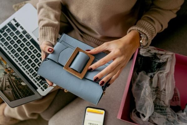 La mitad de los latinos ya busca ofertas navideñas y el 60% recurre a la IA para decidir