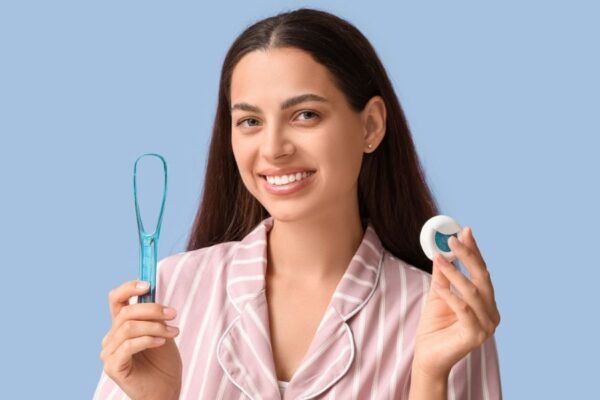 Limpieza lingual: el hábito que ayuda a prevenir el mal aliento y mejora la salud bucal