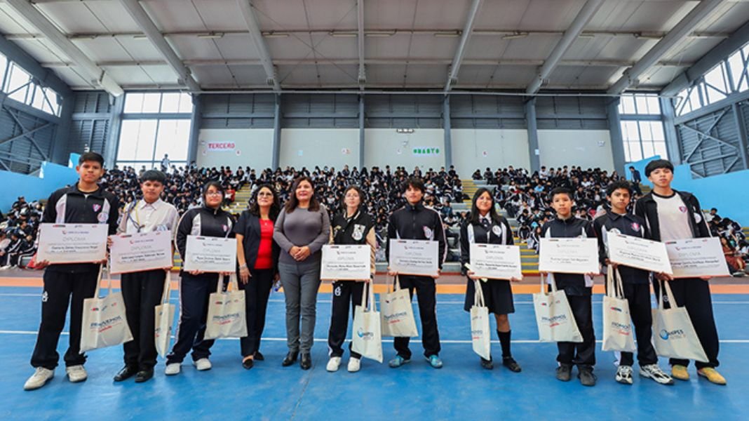 Sanipes nombra 20 líderes escolares de inocuidad y sensibiliza con teatro a 1200 alumnos en 2 colegios promoviendo buenas prácticas inocuas